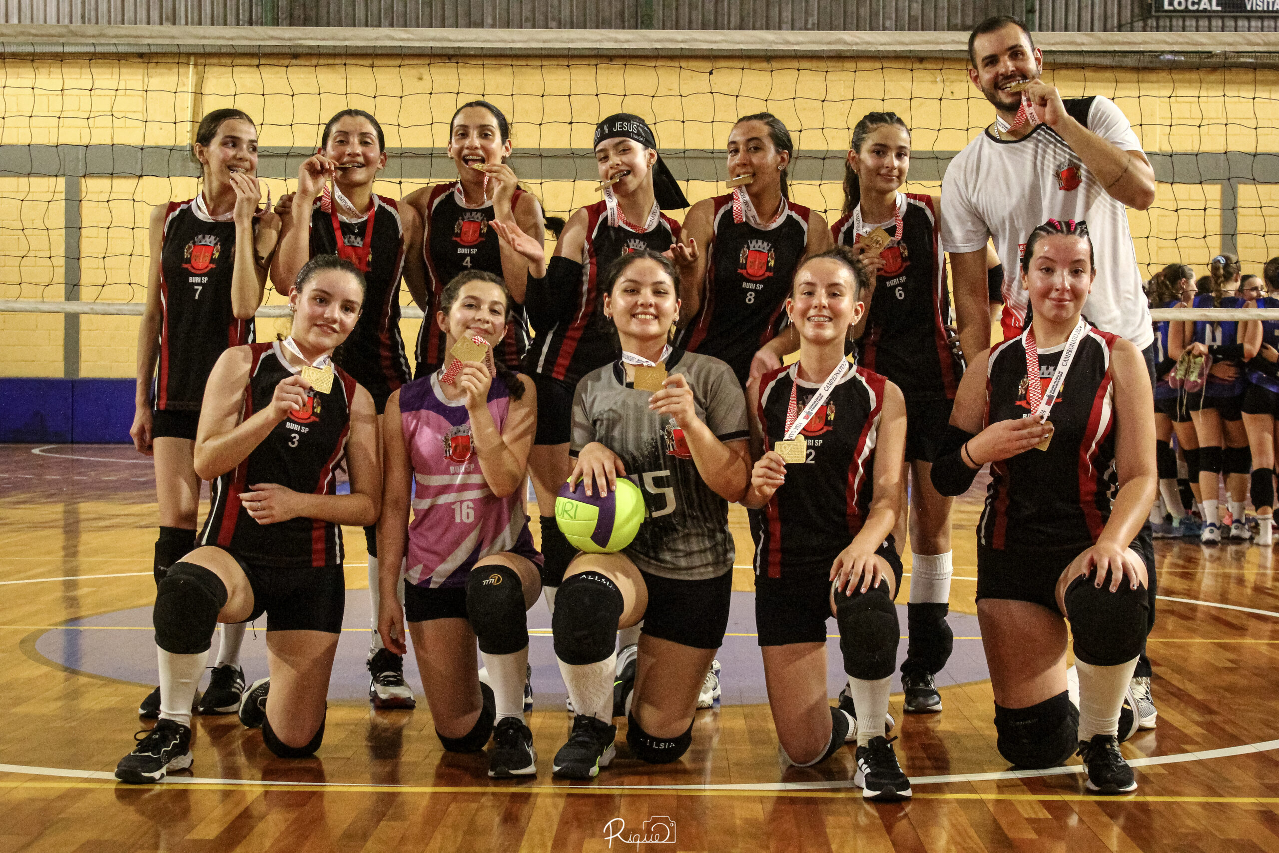 A equipe feminina de vôlei mirim de Buri brilhou na última quarta-feira