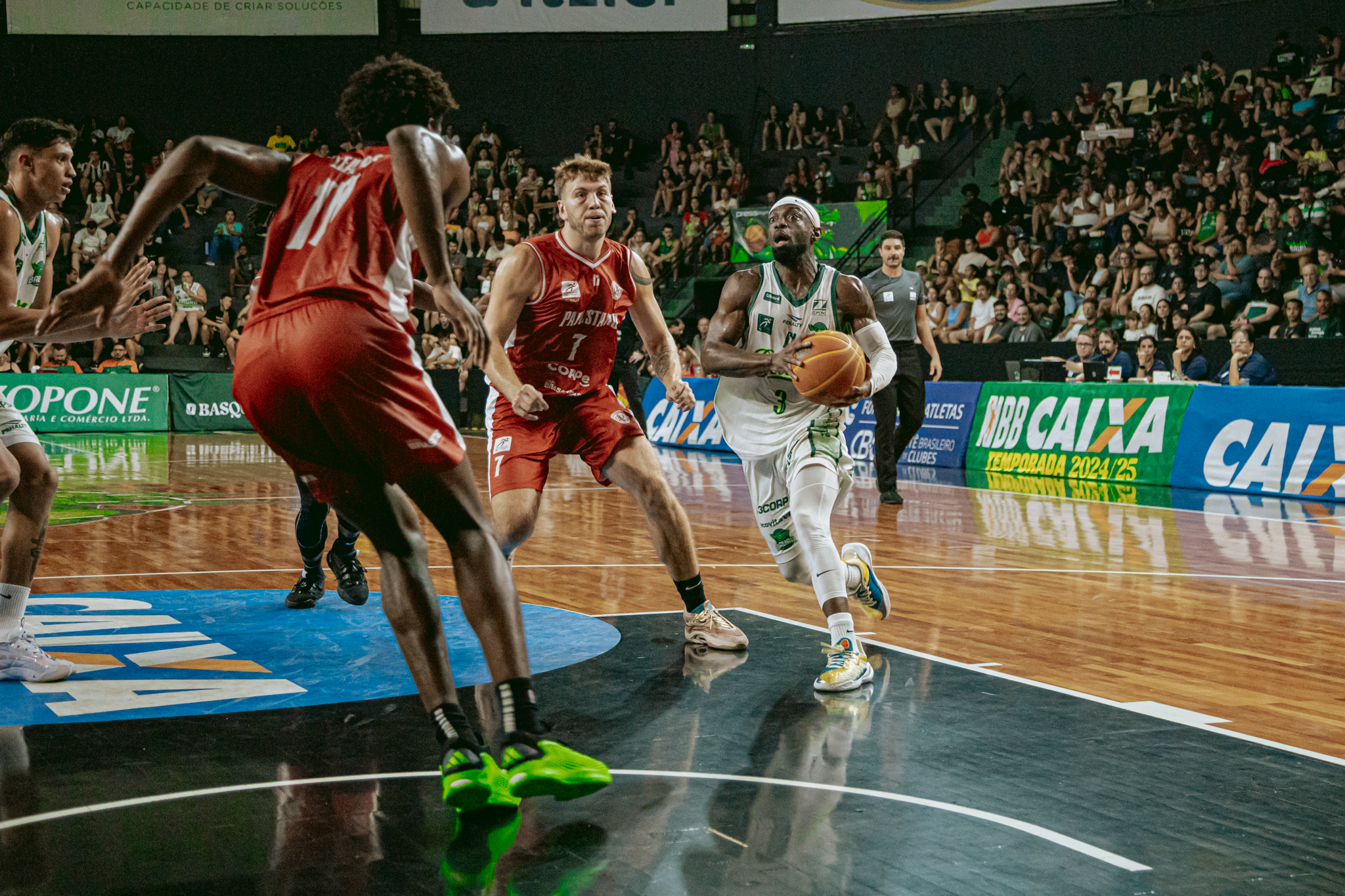PAULISTANO VENCE BAURU BASKET EM JOGO NO GINASIO PANELAO DE PRESSAO