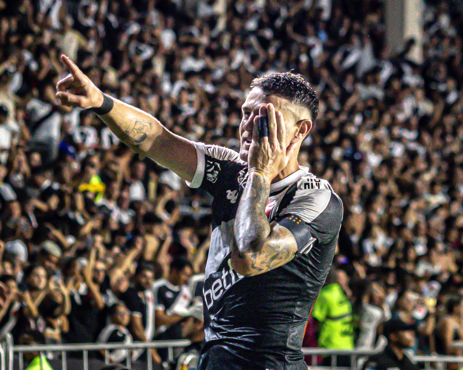 VASCO ENTREIA COM VITORIA SOBRE TIME DO SANTOS POR 2X1 PARA VASCO EM CASA