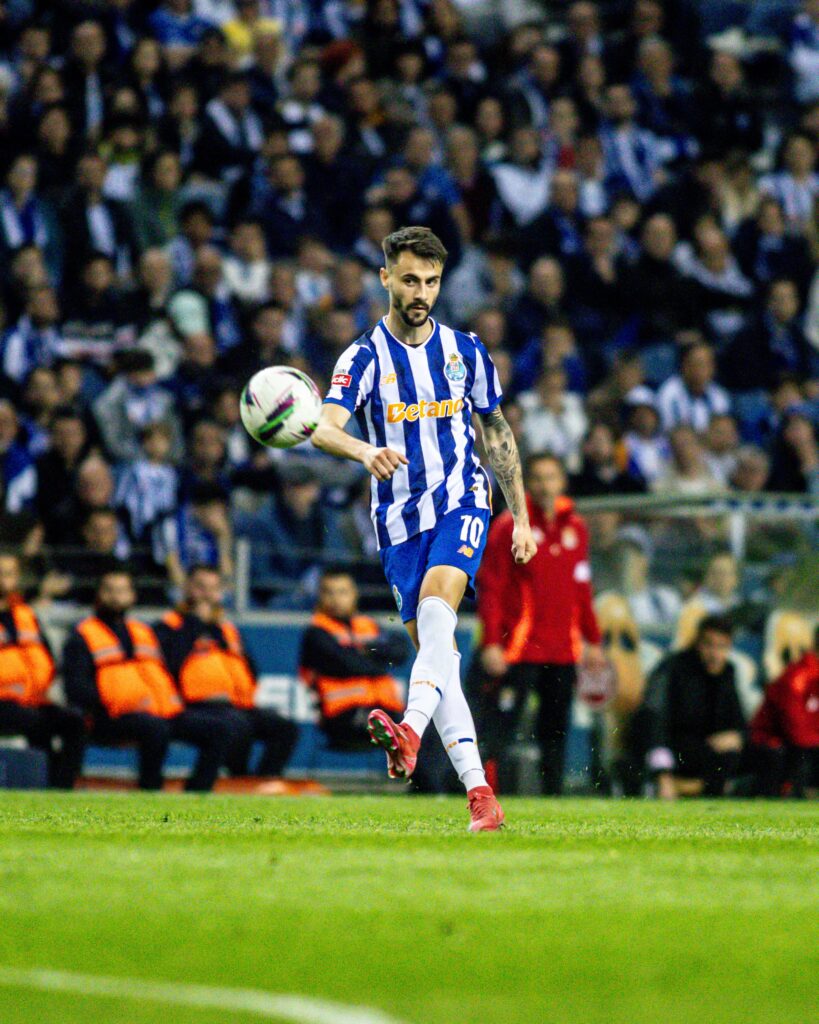 BENFICA GOLEIA POR 4X1 FC PORTO PELA LIGA PORTUGAL E SEGUI NA LIDERANÇA COM A VITORIA TIME VAI PARA 68 PONTOS