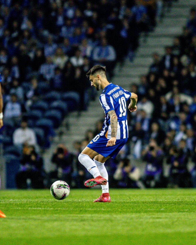 BENFICA GOLEIA POR 4X1 FC PORTO PELA LIGA PORTUGAL E SEGUI NA LIDERANÇA COM A VITORIA TIME VAI PARA 68 PONTOS