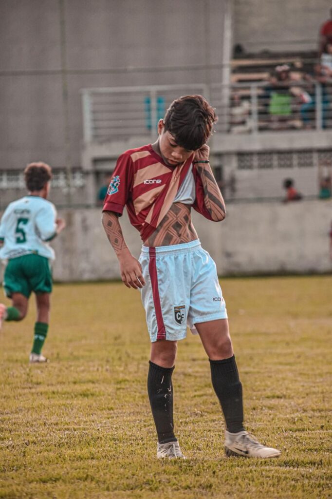 CONHEÇA A HISTORIA DE BRYAN QUE VEM DA ALDEIA PAU BRASIL ETINIA TUPINIKIM