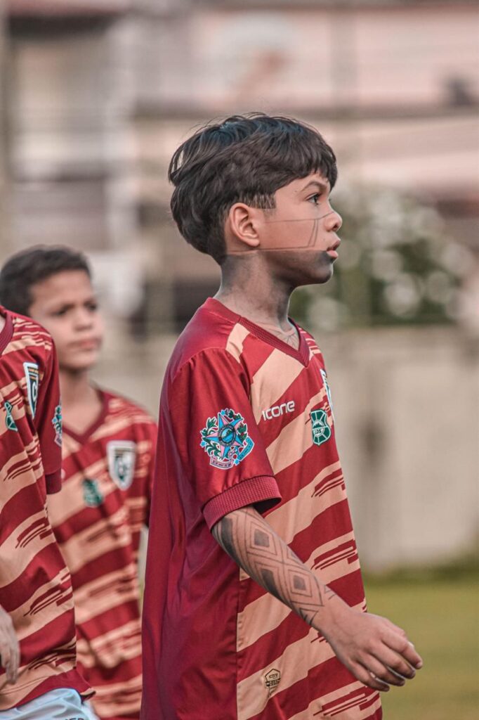 CONHEÇA A HISTORIA DE BRYAN QUE VEM DA ALDEIA PAU BRASIL ETINIA TUPINIKIM