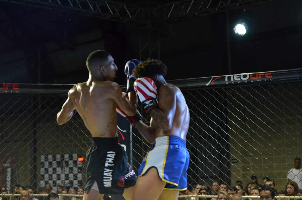 Hoje, com 26 anos, o atleta profissional é professor e fundador da equipe Fight Club Champions, onde compartilha com os alunos técnicas de luta, mas, acima de tudo, valores como respeito, disciplina, foco e resiliência. Para completar, Nathan fala que “ensinar é uma forma de retribuir tudo que as artes marciais me deram. Minha missão continua: formar campeões dentro e fora dos tatames”.