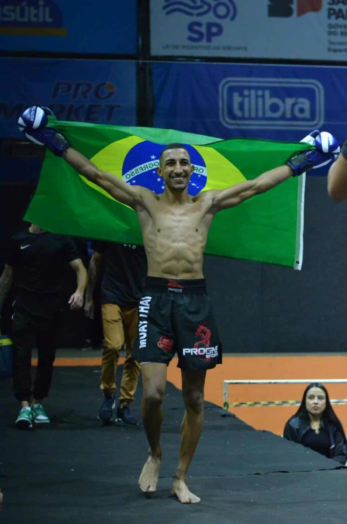 Hoje, com 26 anos, o atleta profissional é professor e fundador da equipe Fight Club Champions, onde compartilha com os alunos técnicas de luta, mas, acima de tudo, valores como respeito, disciplina, foco e resiliência. Para completar, Nathan fala que “ensinar é uma forma de retribuir tudo que as artes marciais me deram. Minha missão continua: formar campeões dentro e fora dos tatames”.