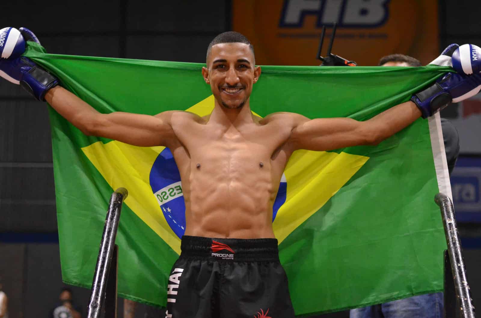 Hoje, com 26 anos, o atleta profissional é professor e fundador da equipe Fight Club Champions, onde compartilha com os alunos técnicas de luta, mas, acima de tudo, valores como respeito, disciplina, foco e resiliência. Para completar, Nathan fala que “ensinar é uma forma de retribuir tudo que as artes marciais me deram. Minha missão continua: formar campeões dentro e fora dos tatames”.