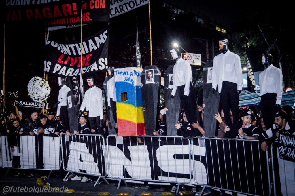 Torcida do Corinthians realiza protesto contra a atual situação política do clube