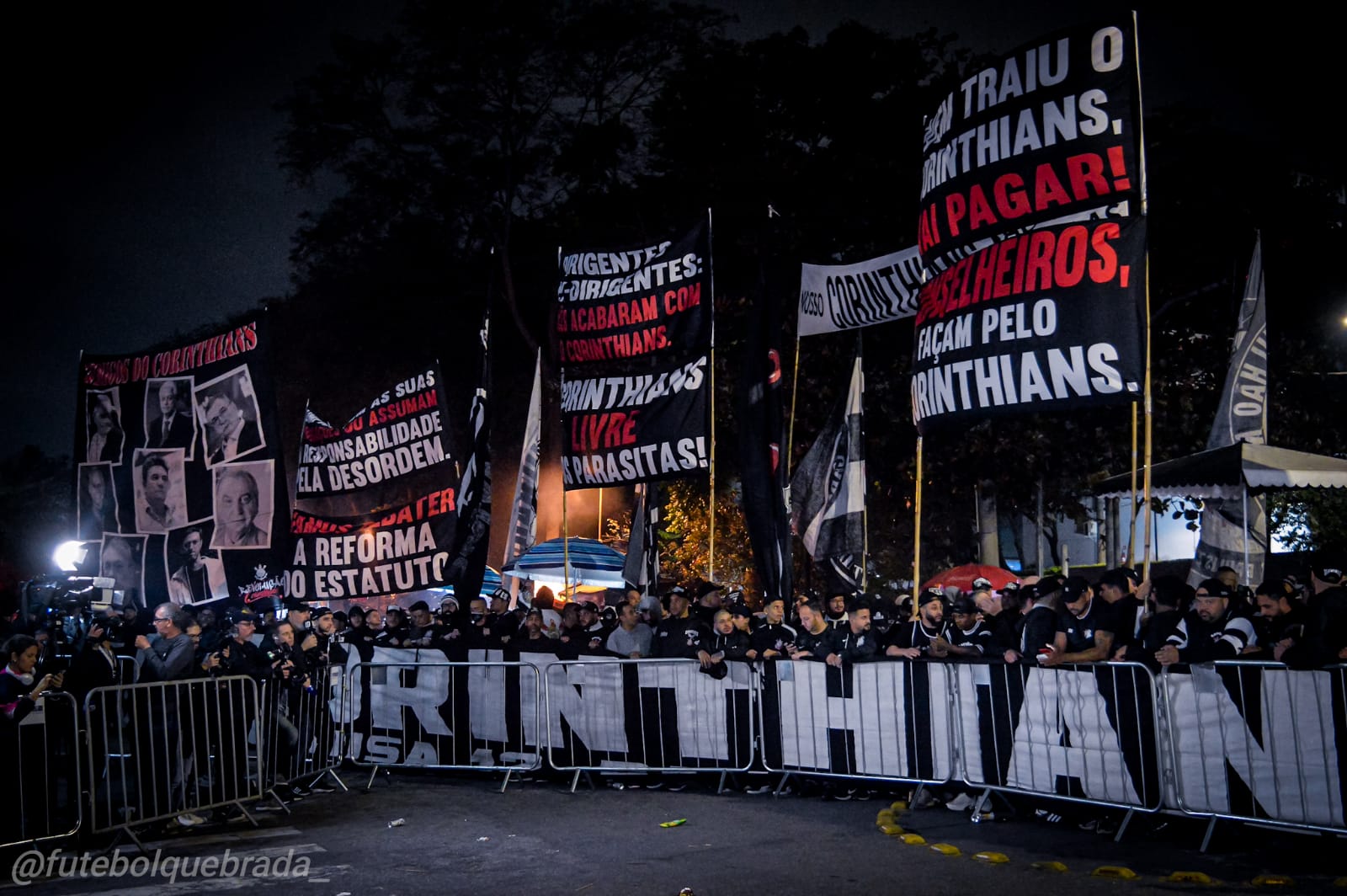 Torcida do Corinthians realiza protesto contra a atual situação política do clube