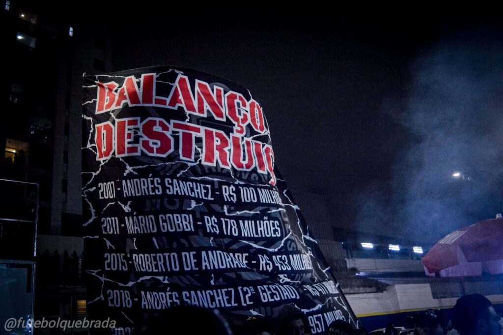 Torcida do Corinthians realiza protesto contra a atual situação política do clube