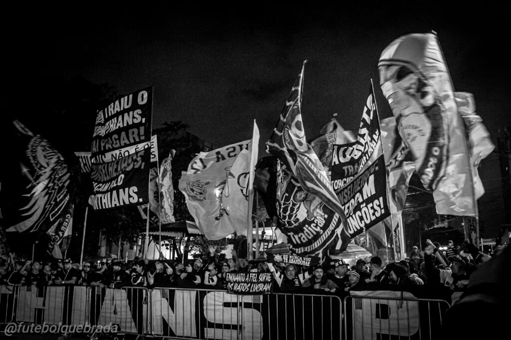 Torcida do Corinthians realiza protesto contra a atual situação política do clube