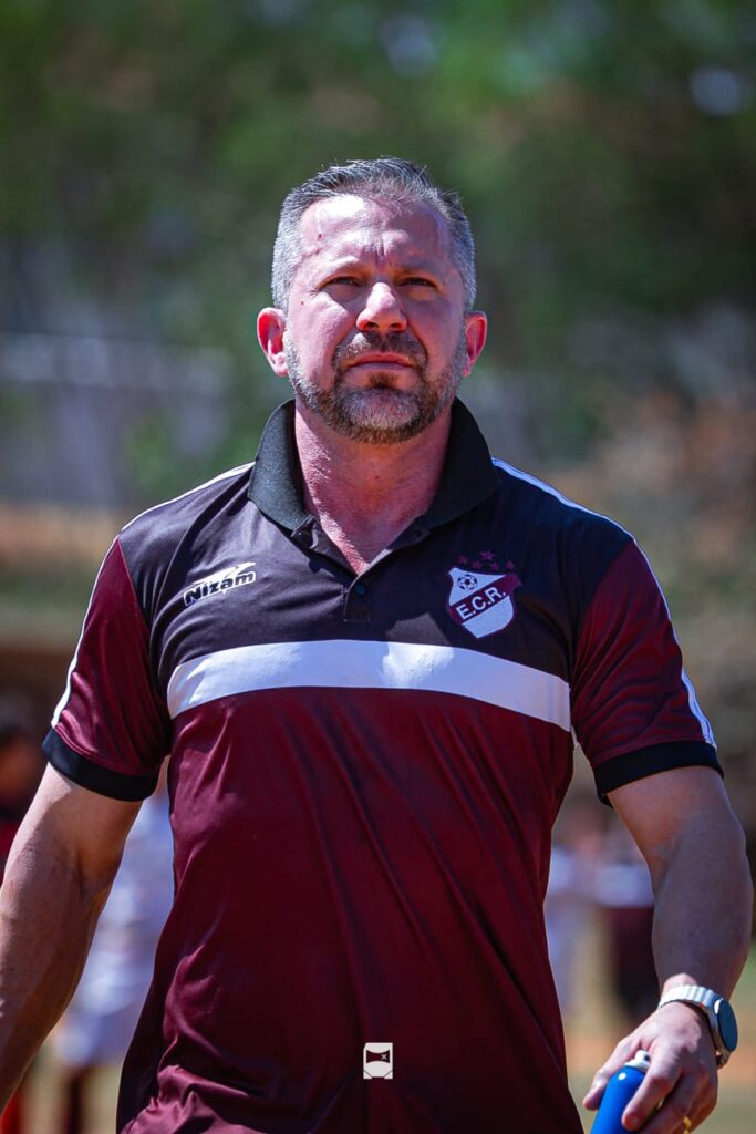 O Complexo do Mary Dota reagiu, mas não foi o suficiente para acumular mais um ponto 
na disputa. Aos 49 minutos Tutinha, camisa 20, do Redentor, saiu velozmente pelo campo, 
e sem nenhuma marcação, chutou para o gol e conquistou mais um ponto para o time.