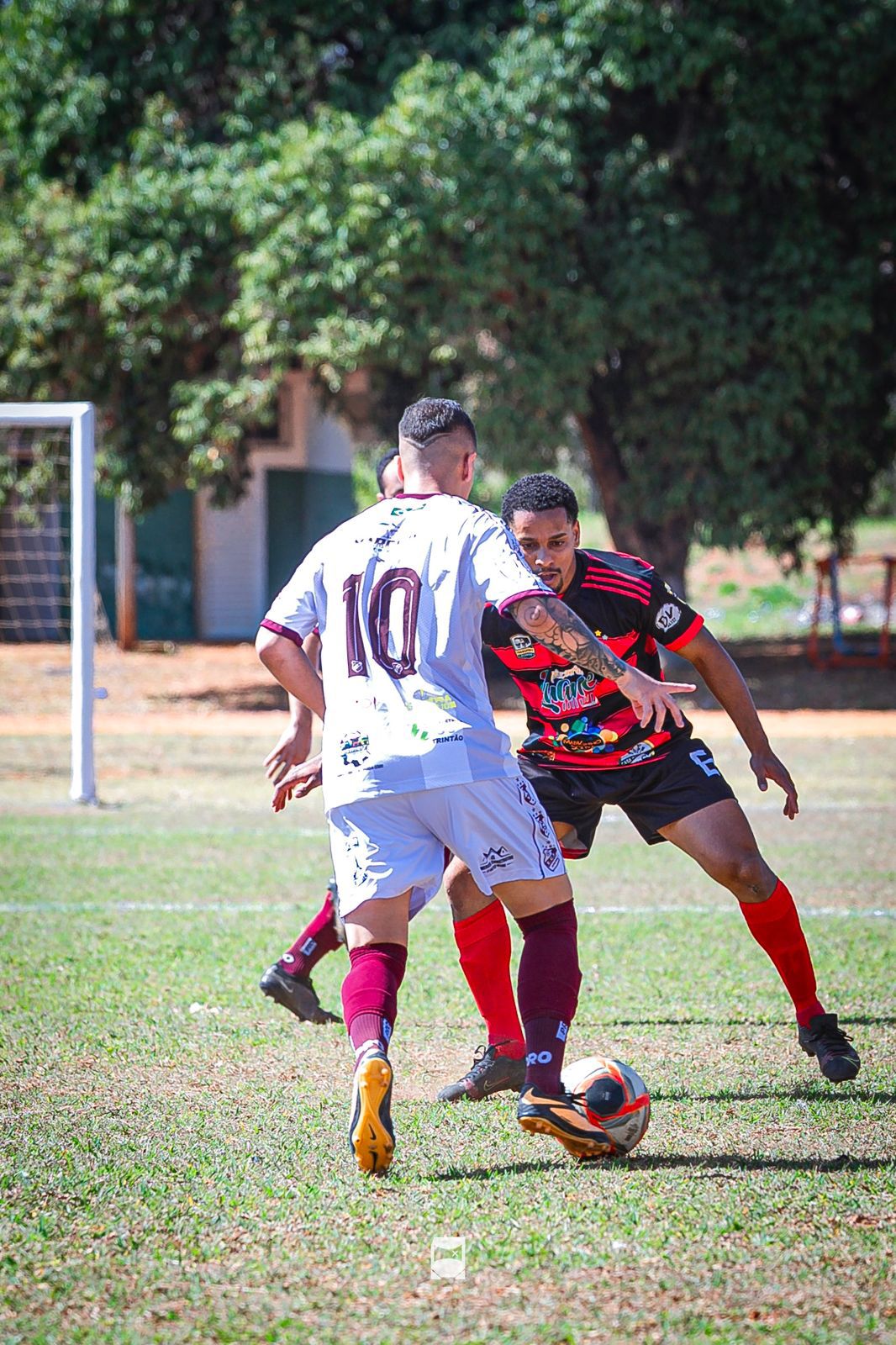 O Complexo do Mary Dota reagiu, mas não foi o suficiente para acumular mais um ponto na disputa. Aos 49 minutos Tutinha, camisa 20, do Redentor, saiu velozmente pelo campo, e sem nenhuma marcação, chutou para o gol e conquistou mais um ponto para o time.