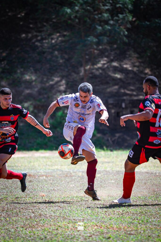 O Complexo do Mary Dota reagiu, mas não foi o suficiente para acumular mais um ponto 
na disputa. Aos 49 minutos Tutinha, camisa 20, do Redentor, saiu velozmente pelo campo, 
e sem nenhuma marcação, chutou para o gol e conquistou mais um ponto para o time.