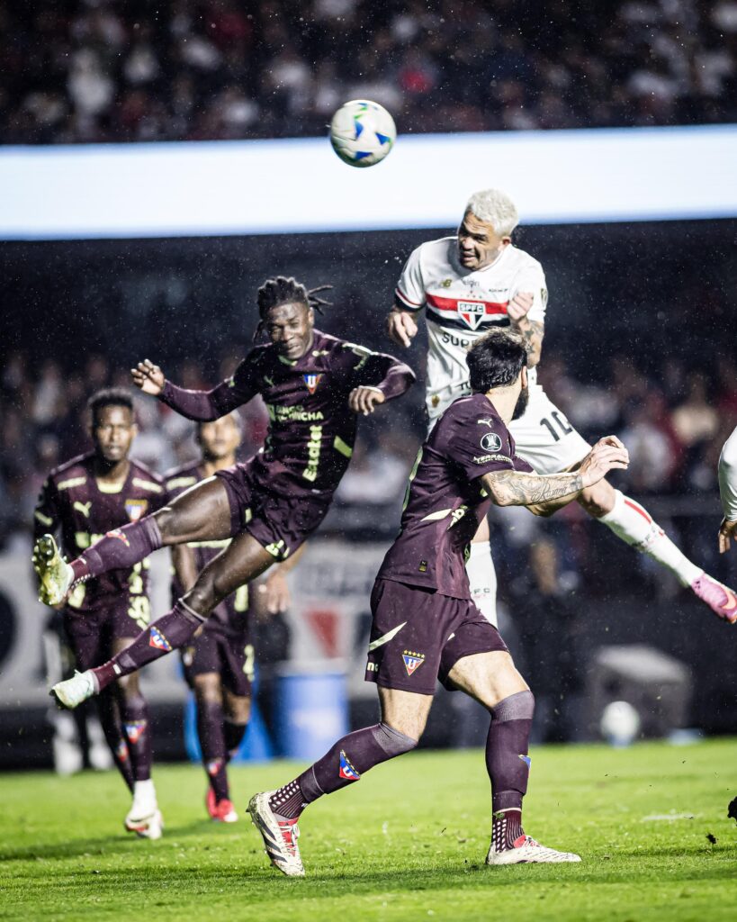 SAO PAULO PERDE EM CASA PARA LDU E ESTA ELIMINADO DA LIBERTADORES 