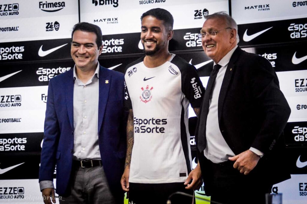 FILHO DO TERRAO MATHEUS PEREIRA  FOI APRESENTADO OFICIALMENTE PELO CORINTHIANS