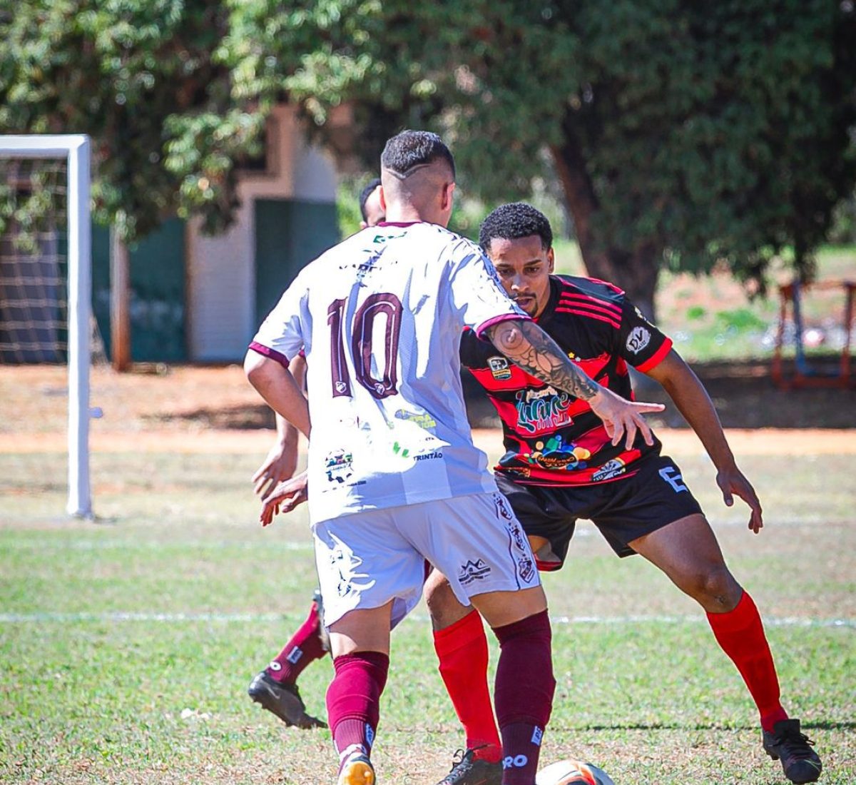 O Complexo do Mary Dota reagiu, mas não foi o suficiente para acumular mais um ponto na disputa. Aos 49 minutos Tutinha, camisa 20, do Redentor, saiu velozmente pelo campo, e sem nenhuma marcação, chutou para o gol e conquistou mais um ponto para o time.