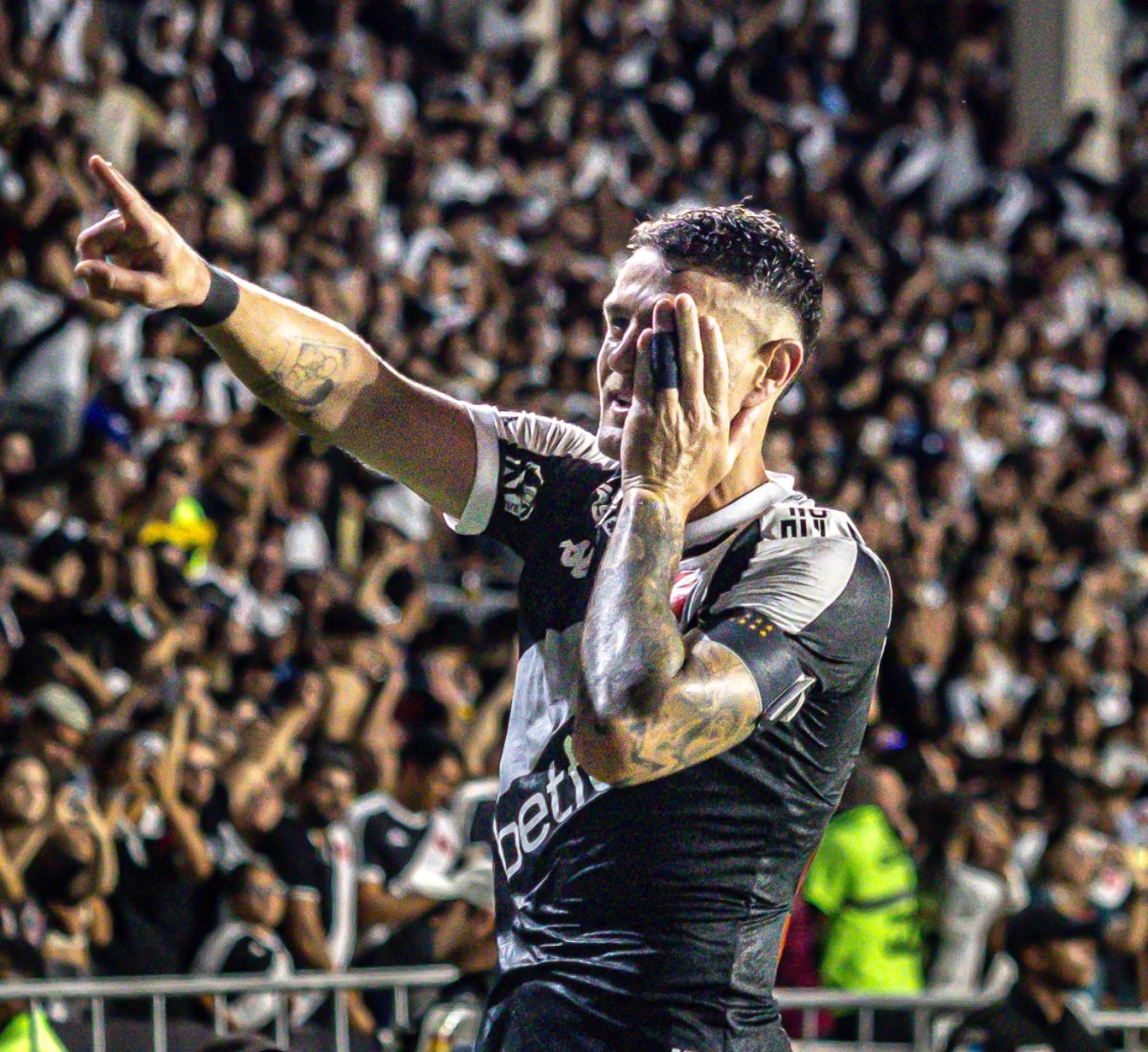 VASCO ENTREIA COM VITORIA SOBRE TIME DO SANTOS POR 2X1 PARA VASCO EM CASA