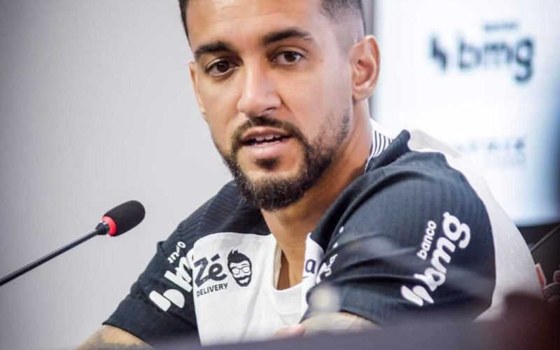 FILHO DO TERRAO MATHEUS PEREIRA FOI APRESENTADO OFICIALMENTE PELO CORINTHIANS