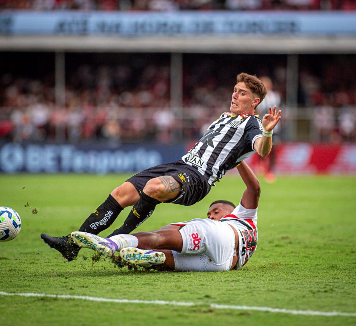 SAO PAULO VENCE O SANTOS POR 2X1 JOGO REALIZADO NO MURUMBRI PELO CAMPEONATO BRASILEIRO