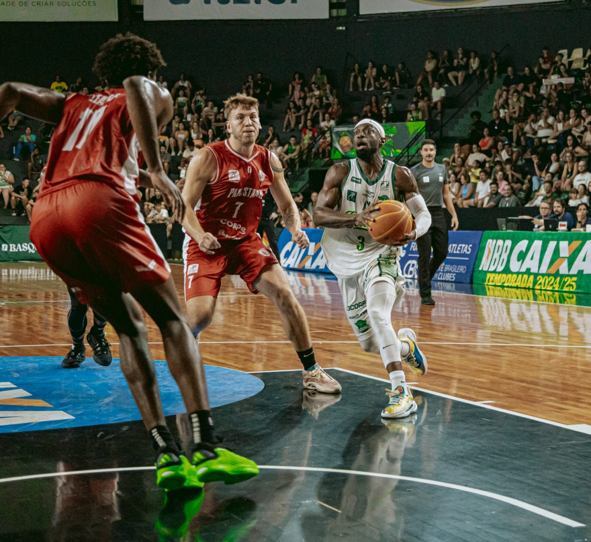PAULISTANO VENCE BAURU BASKET EM JOGO NO GINASIO PANELAO DE PRESSAO