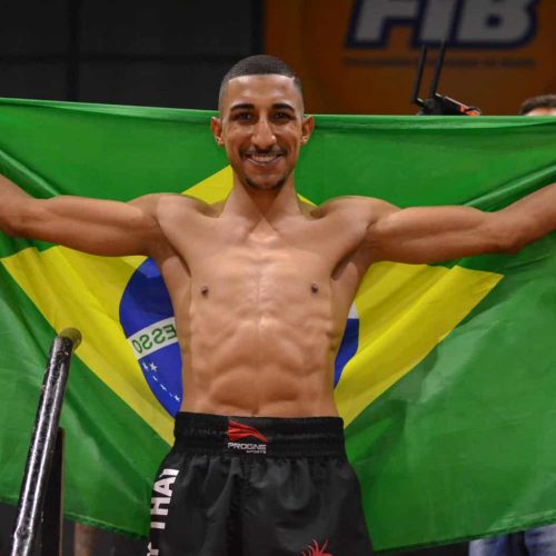 Hoje, com 26 anos, o atleta profissional é professor e fundador da equipe Fight Club Champions, onde compartilha com os alunos técnicas de luta, mas, acima de tudo, valores como respeito, disciplina, foco e resiliência. Para completar, Nathan fala que “ensinar é uma forma de retribuir tudo que as artes marciais me deram. Minha missão continua: formar campeões dentro e fora dos tatames”.