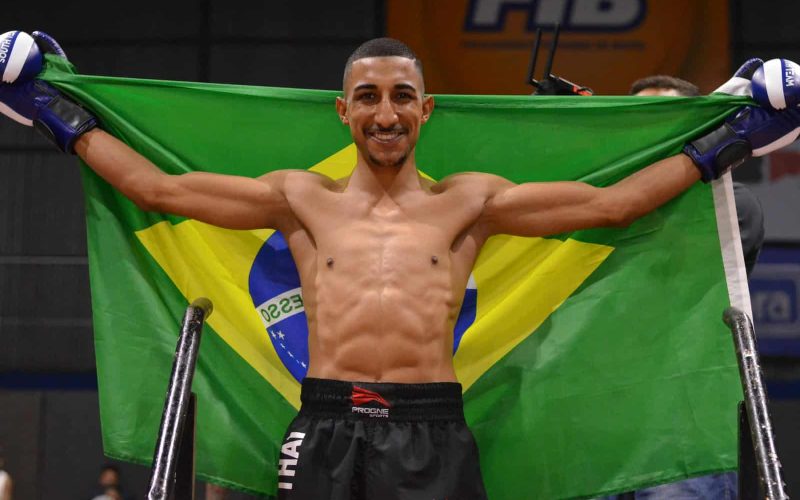 Hoje, com 26 anos, o atleta profissional é professor e fundador da equipe Fight Club Champions, onde compartilha com os alunos técnicas de luta, mas, acima de tudo, valores como respeito, disciplina, foco e resiliência. Para completar, Nathan fala que “ensinar é uma forma de retribuir tudo que as artes marciais me deram. Minha missão continua: formar campeões dentro e fora dos tatames”.