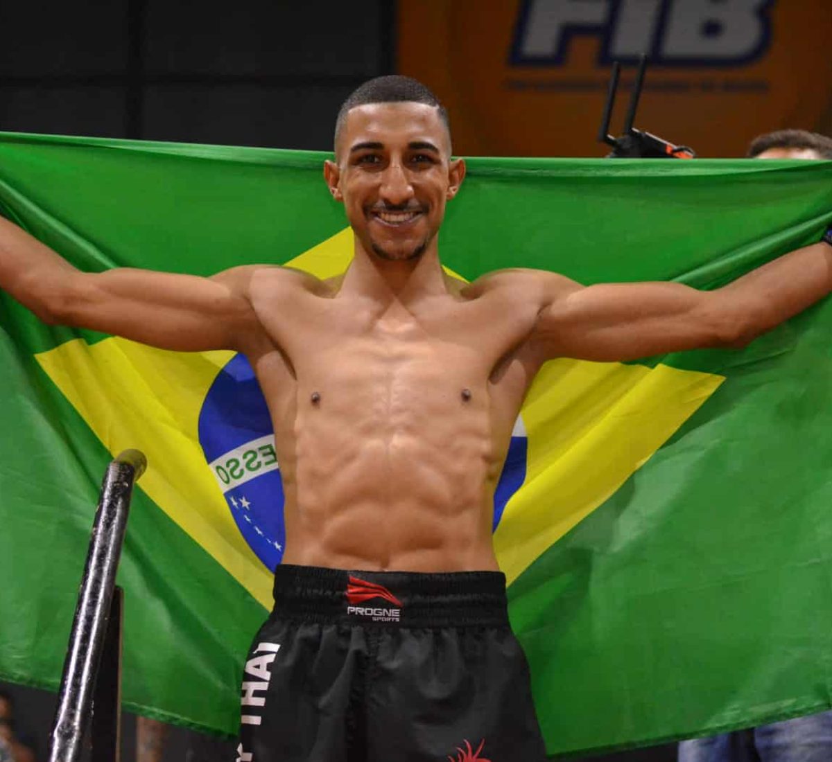 Hoje, com 26 anos, o atleta profissional é professor e fundador da equipe Fight Club Champions, onde compartilha com os alunos técnicas de luta, mas, acima de tudo, valores como respeito, disciplina, foco e resiliência. Para completar, Nathan fala que “ensinar é uma forma de retribuir tudo que as artes marciais me deram. Minha missão continua: formar campeões dentro e fora dos tatames”.