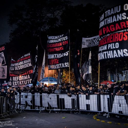 Torcida do Corinthians realiza protesto contra a atual situação política do clube