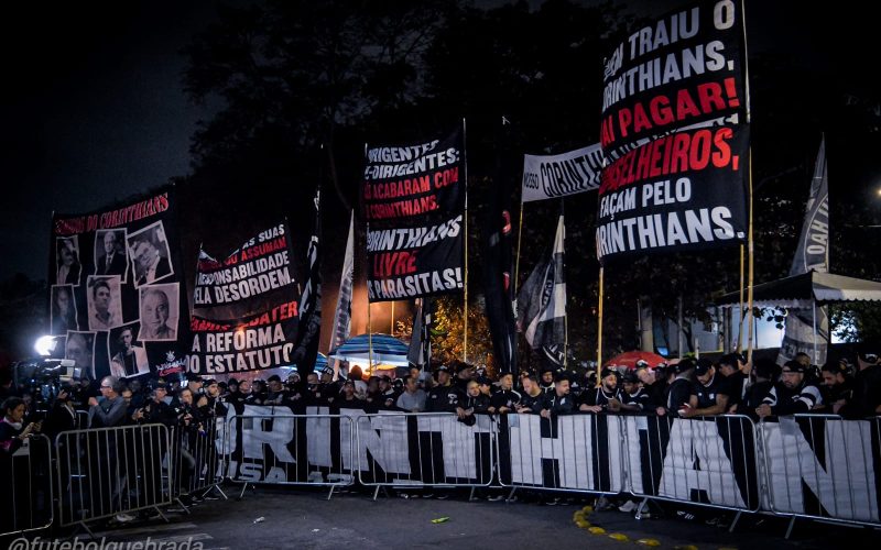 Torcida do Corinthians realiza protesto contra a atual situação política do clube