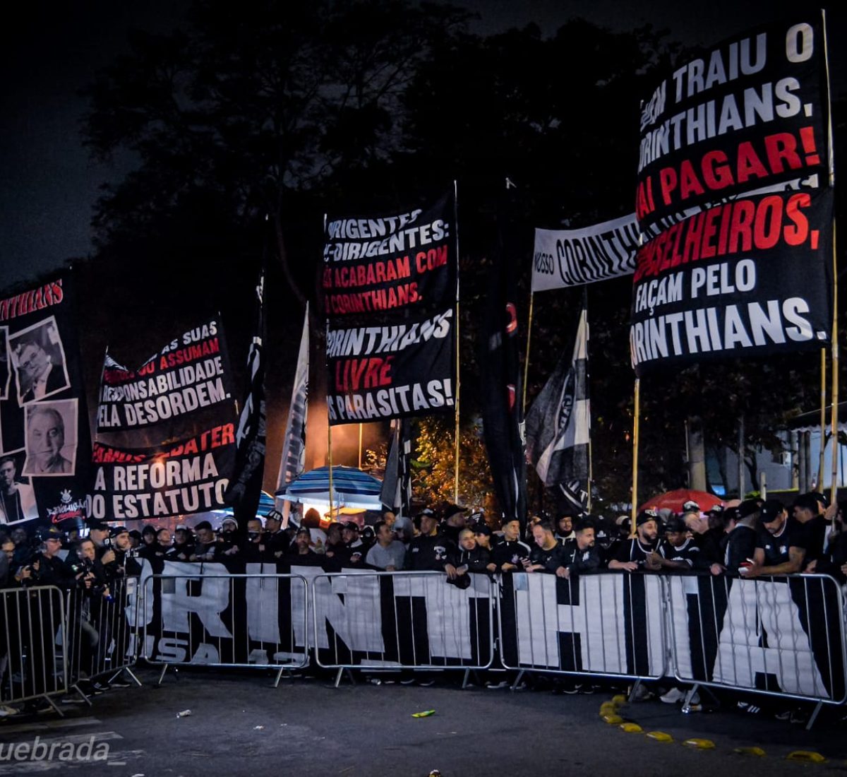 Torcida do Corinthians realiza protesto contra a atual situação política do clube