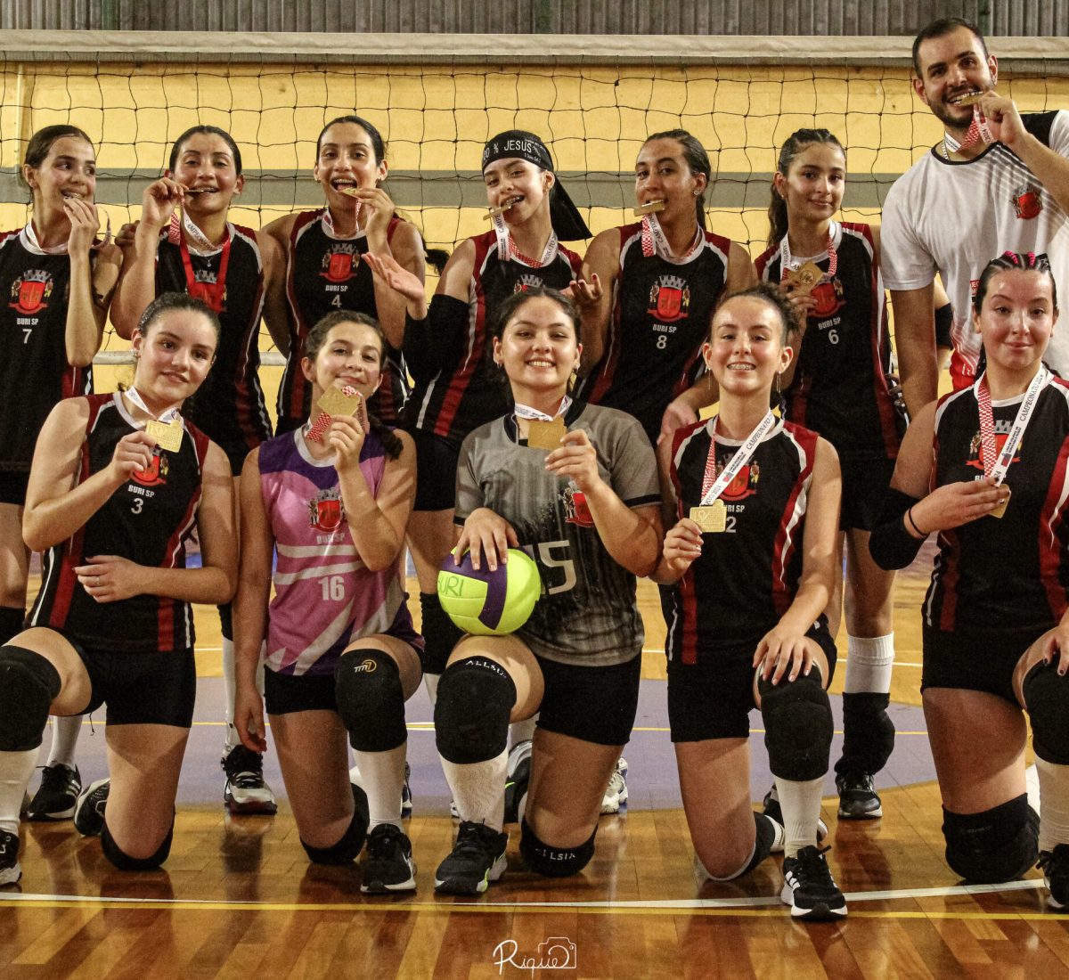 A equipe feminina de vôlei mirim de Buri brilhou na última quarta-feira